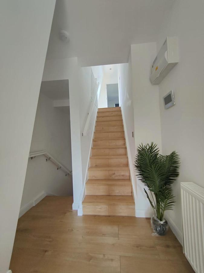 Latchmere Apartment *